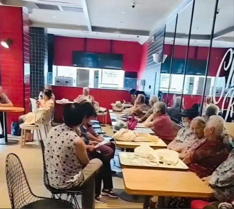 为了省那点电费，蹭空调，老人脸都不要了，应了那句话：人不要脸天下无敌！上海的一