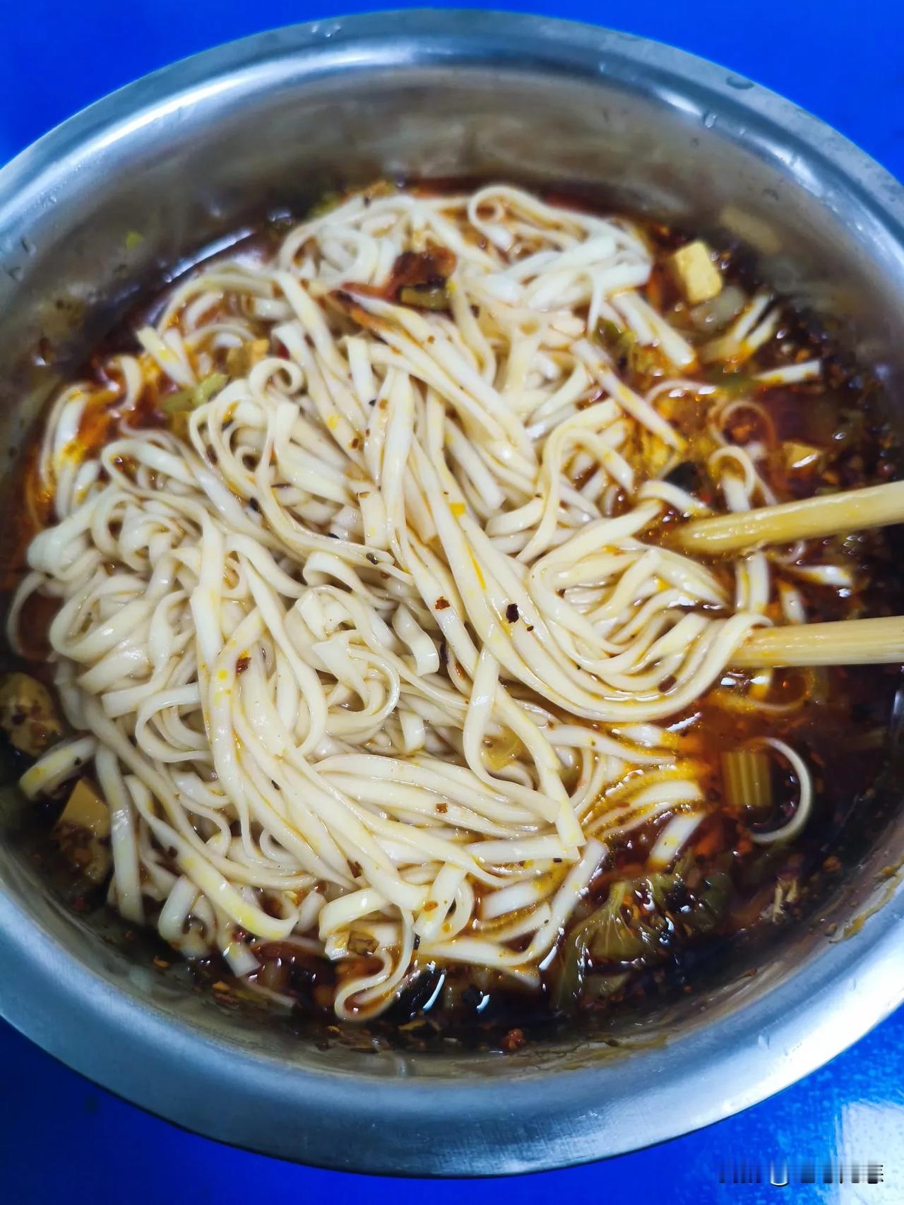 下班了兄弟们！晚饭面条，相比于炒菜馒头，我更喜欢吃面条，与生俱来的饮食习惯，对与