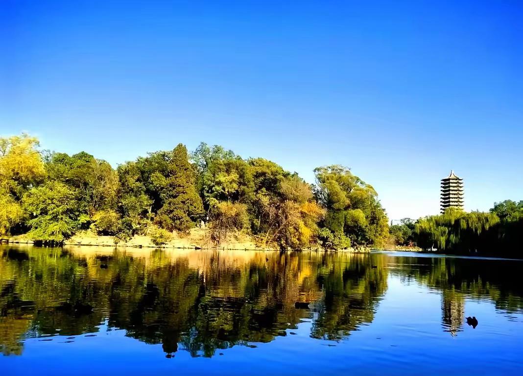 昨晚和一位正在北大攻读博士的同学聊完天，心中满是感慨。同学所在
