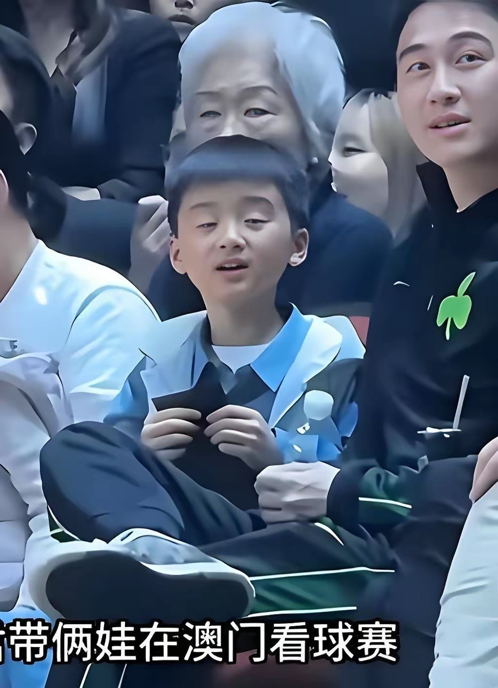 何猷君出席儿子幼儿园毕业典礼，何家三代同堂，现场名流云集，尽显豪门顶配资源，也道