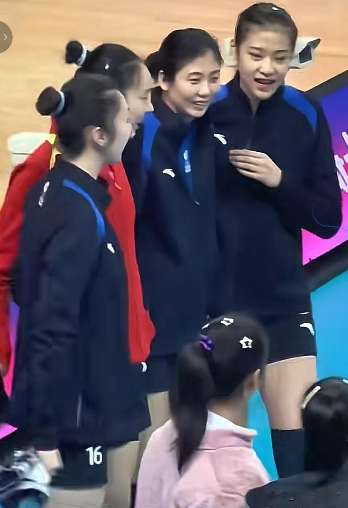 场上是对手，场下是情同手足的好姐妹！这是昨晚上江苏女排跟上海女排的赛后，两边队员