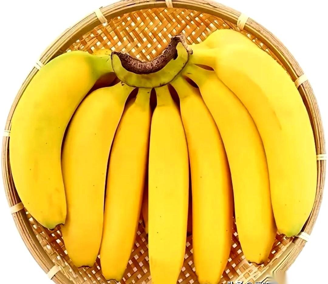 我妈每年过年都跟疯了似的往家搬水果，那阵仗，我一度以为她要在家门口支个摊儿。火