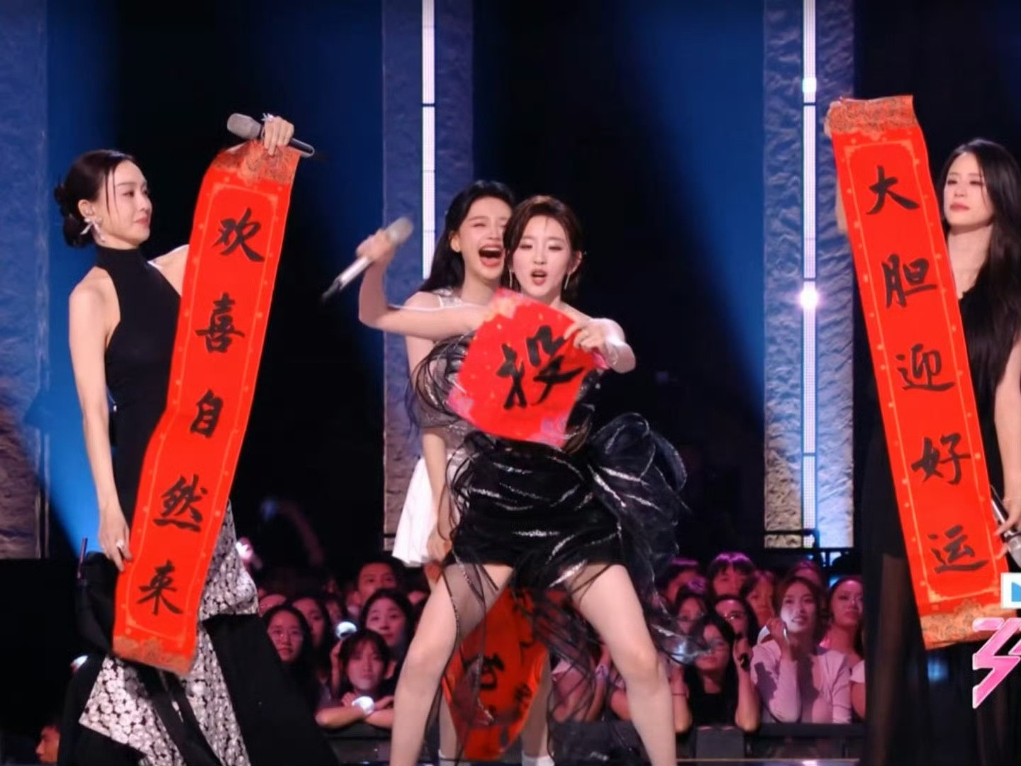 唐艺昕穿裙子蹲马步拉票唐艺昕穿裙子蹲马步拉票也太拼了，孙怡在后面笑到直不起腰，一