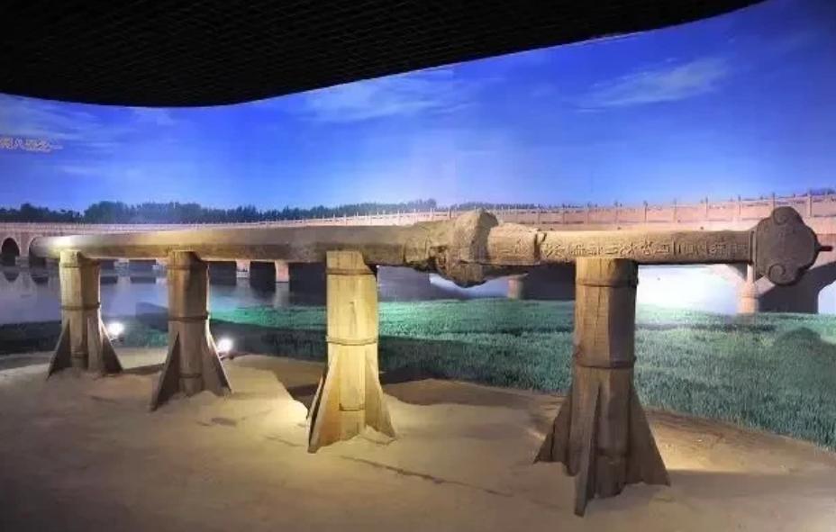 1986年，山东省兖州县大桥村，一群工人在河边开展挖沙作业时，意外发掘出一柄重达