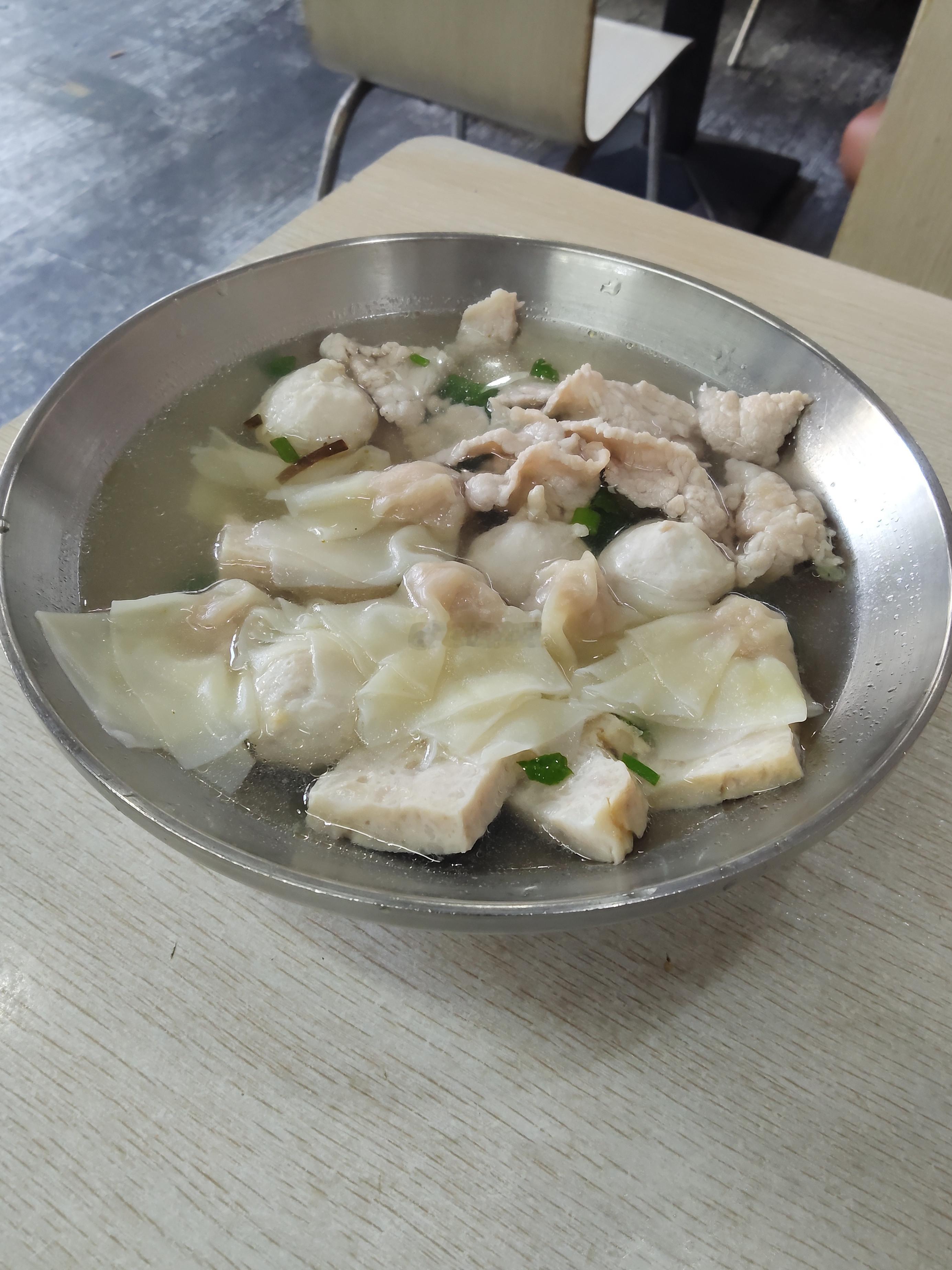 这是耳闻已久的店，榕江路的陈记馄饨，也开了很多年，是附近上班族和居民的宝藏小店之