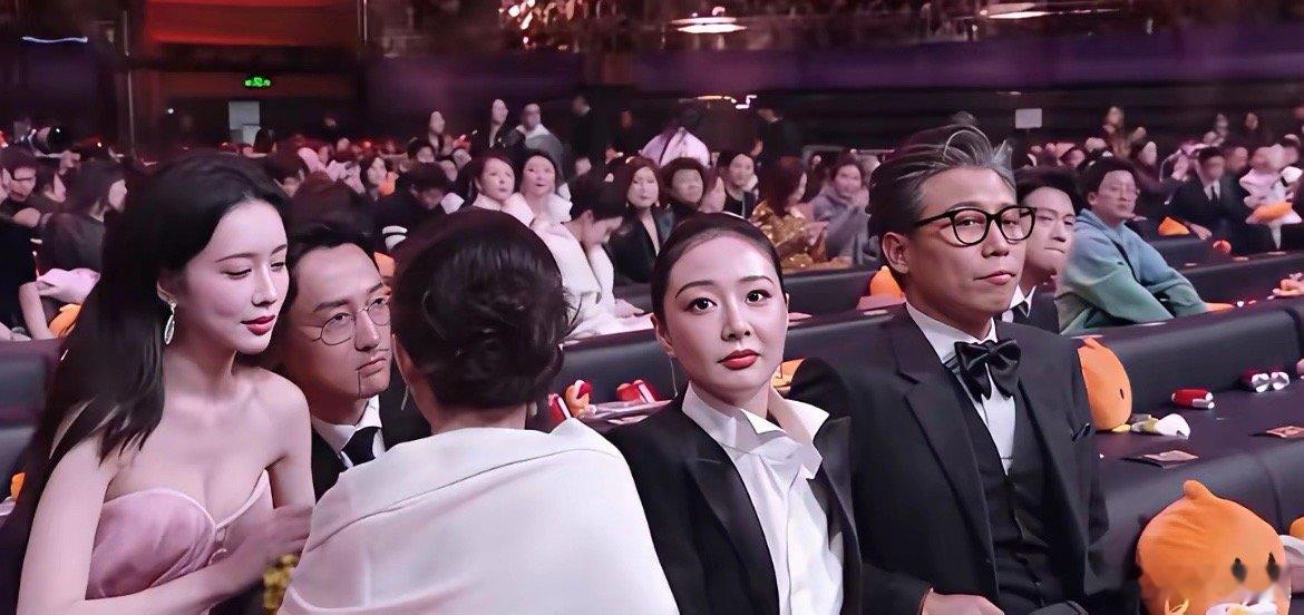 内娱到底有多假？直到王传君把头靠在孟子义肩上，我才看懂。旁边站着白鹿、高叶，镜头