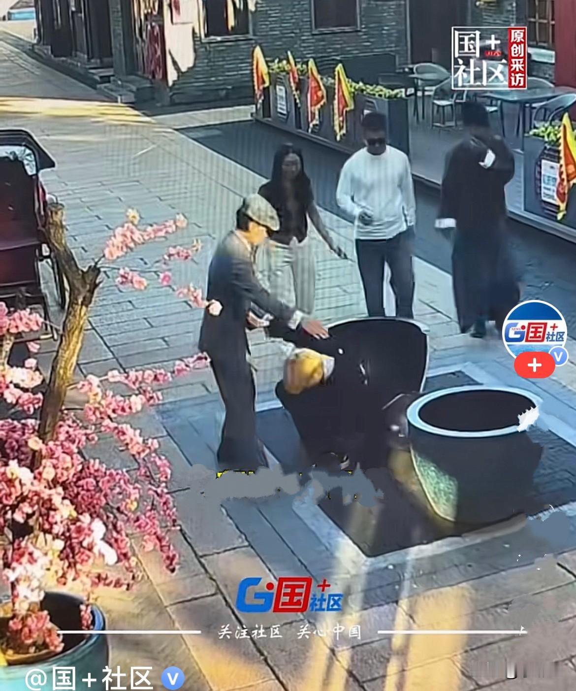 近日，辽宁沈阳李先生帮朋友拍视频，为了拍出好角度，他全程倒着走路、专注拿手机拍摄
