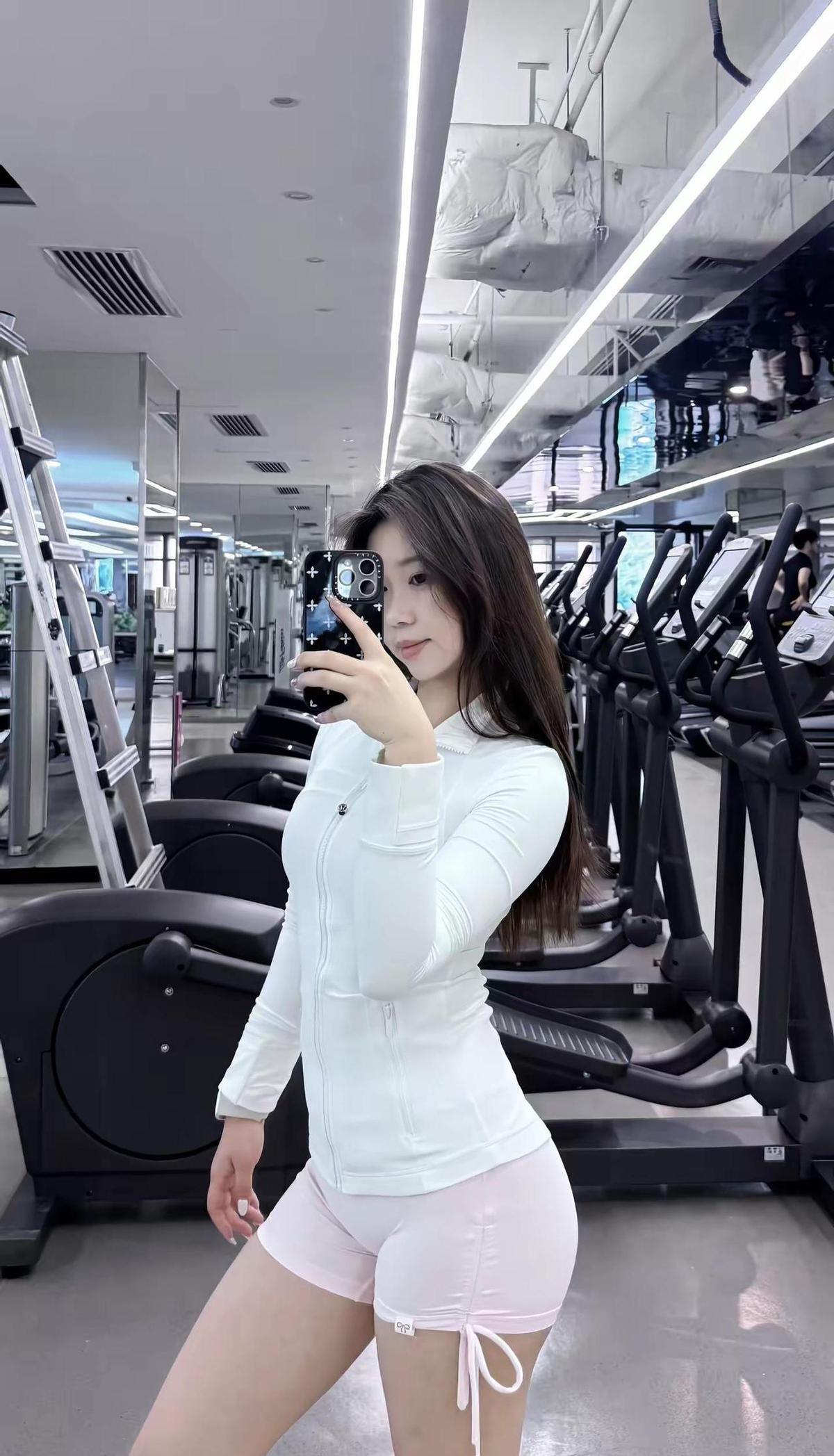 约你健身，你回“明天吧”，结果明天你刷手机到天亮。我早起练完，你还在被窝里和梦