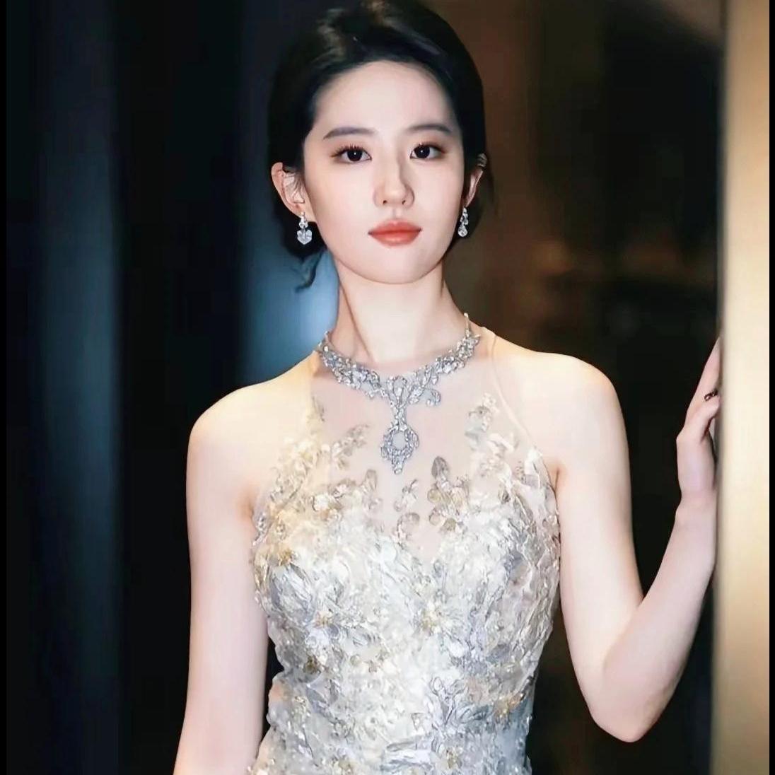 刘亦菲这颜值真的封神了！不愧是神仙姐姐，刘亦菲的写真每一帧都美到犯规！