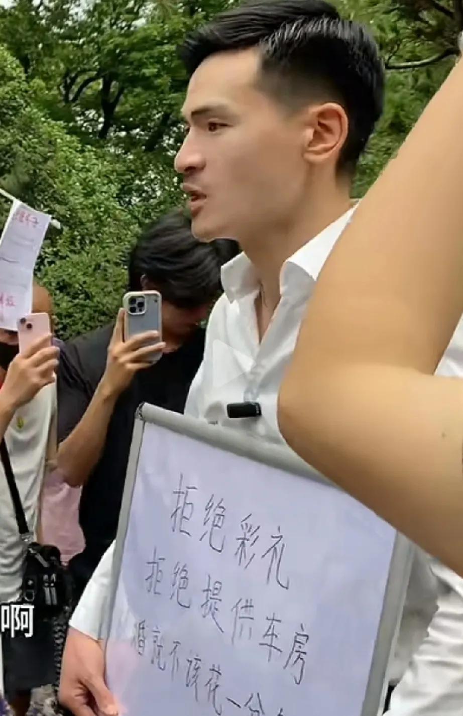 天哪！这是什么虎狼之词[捂脸哭][捂脸哭]是男性同胞们觉醒了吗？这位小伙子举着一