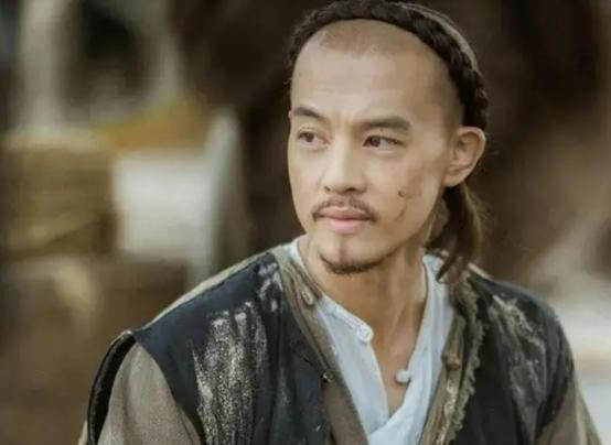 一天，康熙在黄河边遇到一个可怜的乞丐，赏了他一张烧饼。谁也没想到这个举动会改