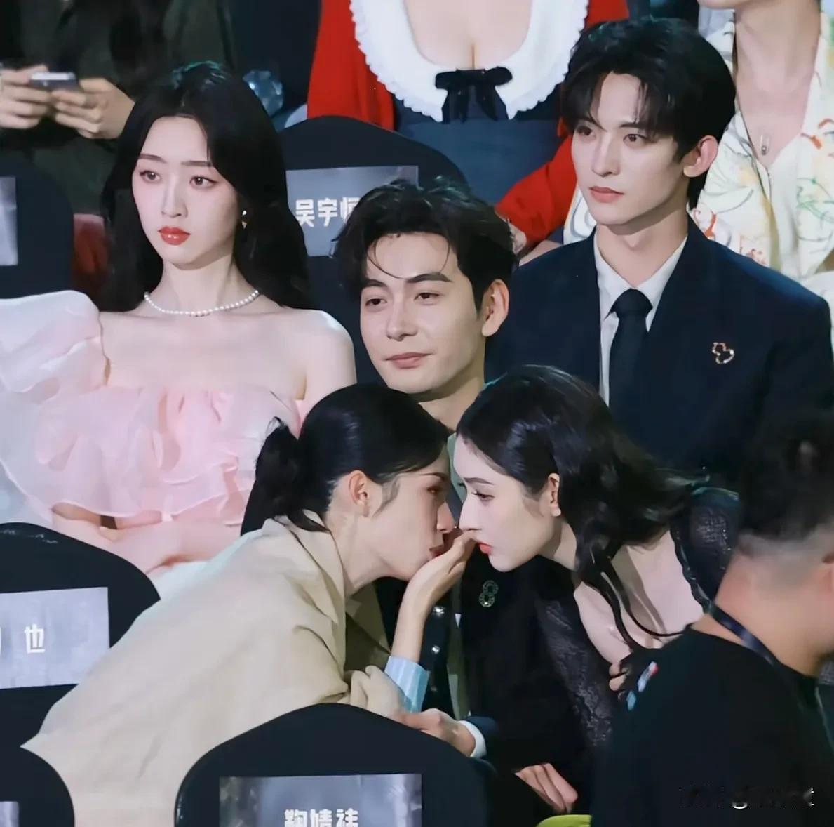 陈星旭:我太难了！昨天星光大赏，陈星旭坐在周也、王玉雯中间，那种坐立难安的感觉