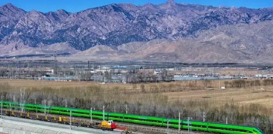 包头最近真是喜事连连！去年底刚迎来包银高铁全线通车，让这座草原钢城直接连上全国高