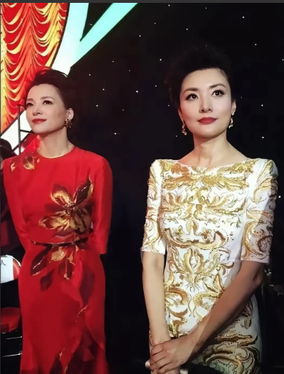 闲着看春晚回放，我冷不丁问老公，董卿和周涛谁更美。老公不慌不忙地说，论脸蛋周涛更