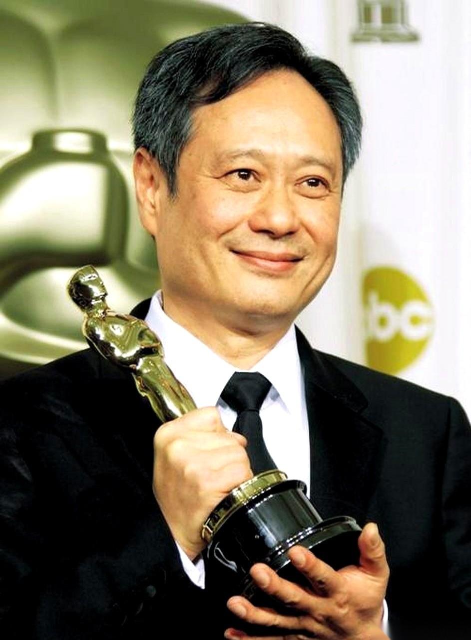 同样是圈里的顶级大导，李安的名字跟着一座座奖杯一路往上走，越拍路越宽。可一转头看