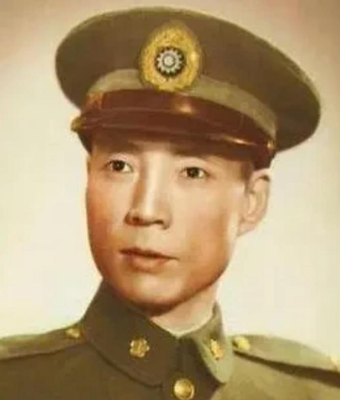 1947年，杜月笙包场大戏院，淞沪警备司令宣铁吾带着姨太太入场时，杜门子弟无人理