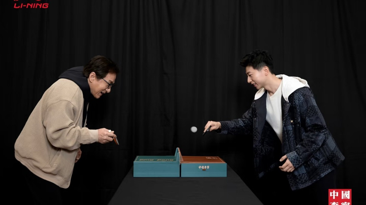 成龙马龙同框合影米兰时装周李宁大秀上，成龙与马龙两位“龙字辈”传奇同框。成龙穿