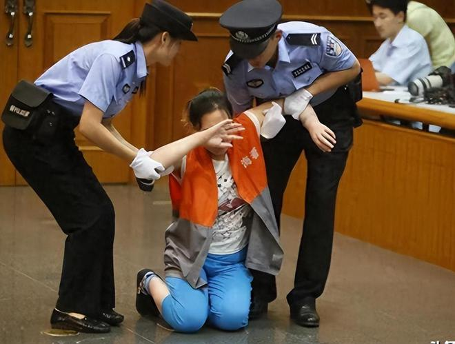 2004年，福州看守所，方晓红被执行“注射死刑”前，斜靠在车玻璃上，仰着头，一副