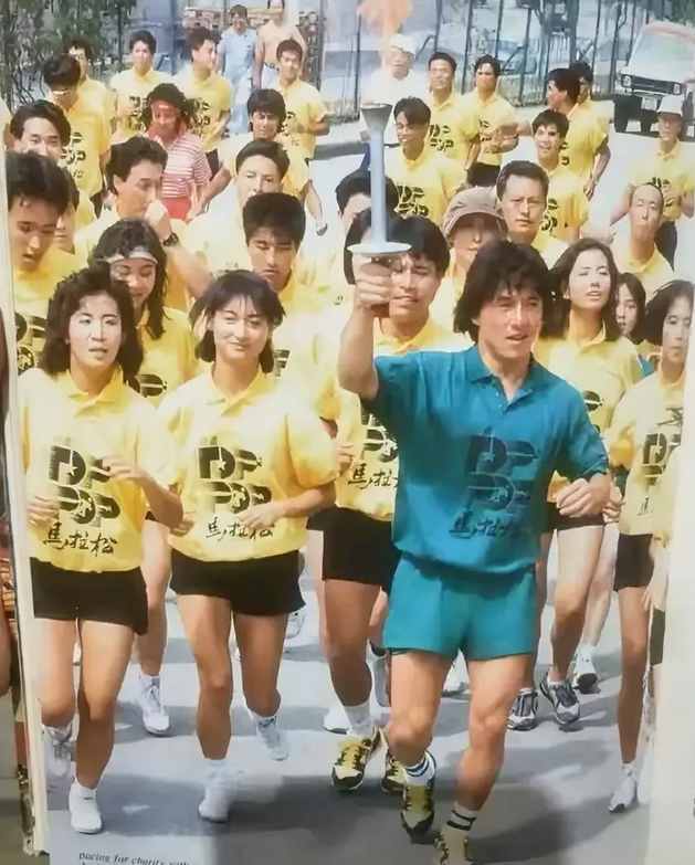 1988年间，巨星成龙带领一众明星参加运动会，照片中你能叫出多少人的名字？