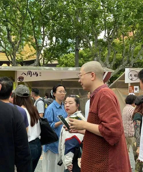李诞说，上海是一个非常神奇的城市，每次回到上海，心里就感慨，虽然其他地方也很好，