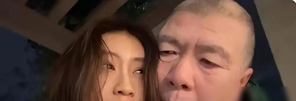 这段时间，大家都在传冯小刚跟他养女徐朵关系太亲近，特别是说他俩十指紧扣。这事一听
