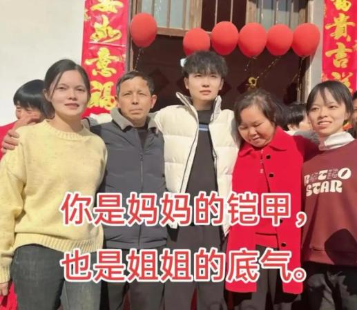 4岁被拐走的彭聪聪，21年后和亲生父母重逢。认亲之后，他毫不犹豫地退掉了养父母给