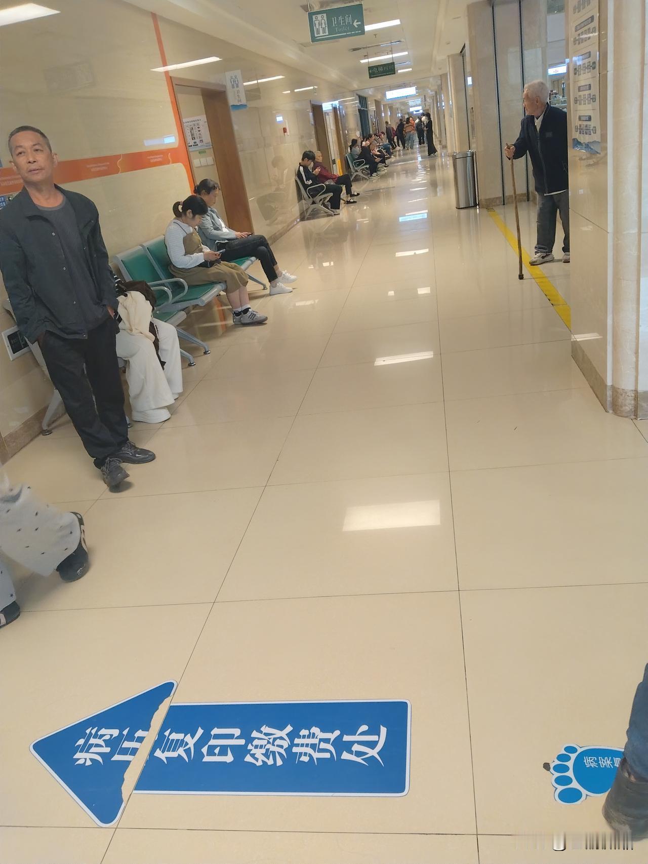 这几天陪妻子在县医院住院，我们在16床。挨着我们的17床，是一位63岁的陈阿姨，