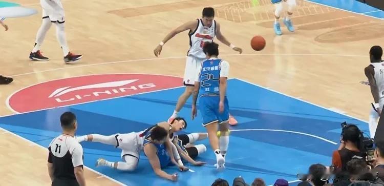 万幸！CBA元旦大战中，广东后卫徐杰在比赛上半场被摔倒的周琦意外撞伤膝盖退场，他