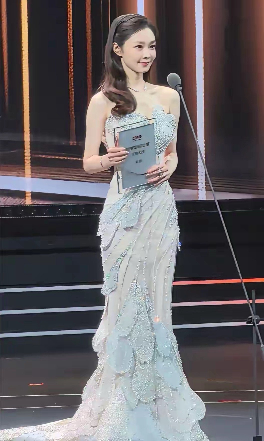 宋轶都35岁了，怎么线下生图还是这么水灵啊🥰这个绝美腰臀比，也是便宜死白敬亭了