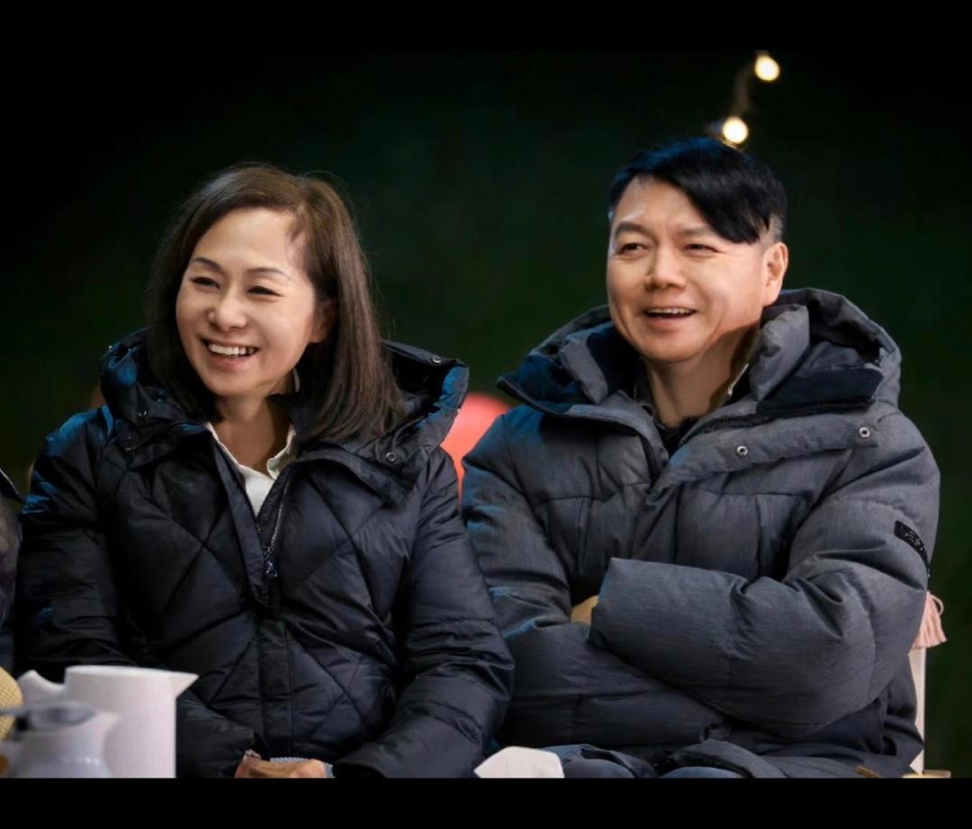 前段时间刚看到艾威在网上求肝脏捐献者，并发了妻子Lisa的血型。70岁的周润