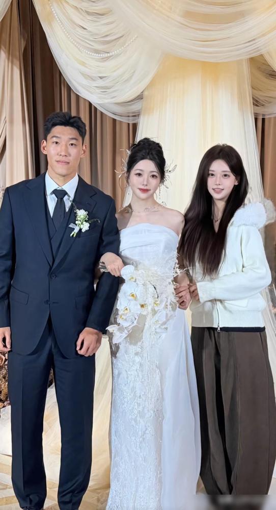 恭喜国脚朱辰杰新婚快乐！真是郎才女貌啊，右边是他亲妹妹，也是大美女一个，朱辰杰在