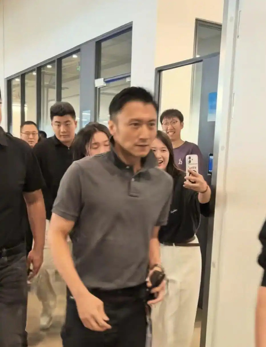 46岁谢霆锋素颜出门被拍，人瘦脸黄快认不出，一戴谢贤同款墨镜网友直呼：法拉利老了还是法拉利！​