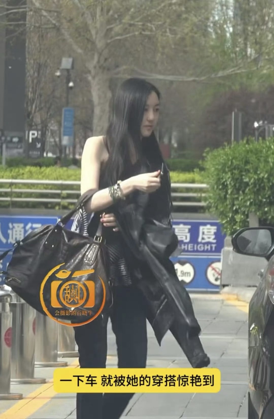 感觉这是20年前的打扮，没有惊艳到，不过瘦瘦高高的穿起来就很不一样。李嫣和她妈妈