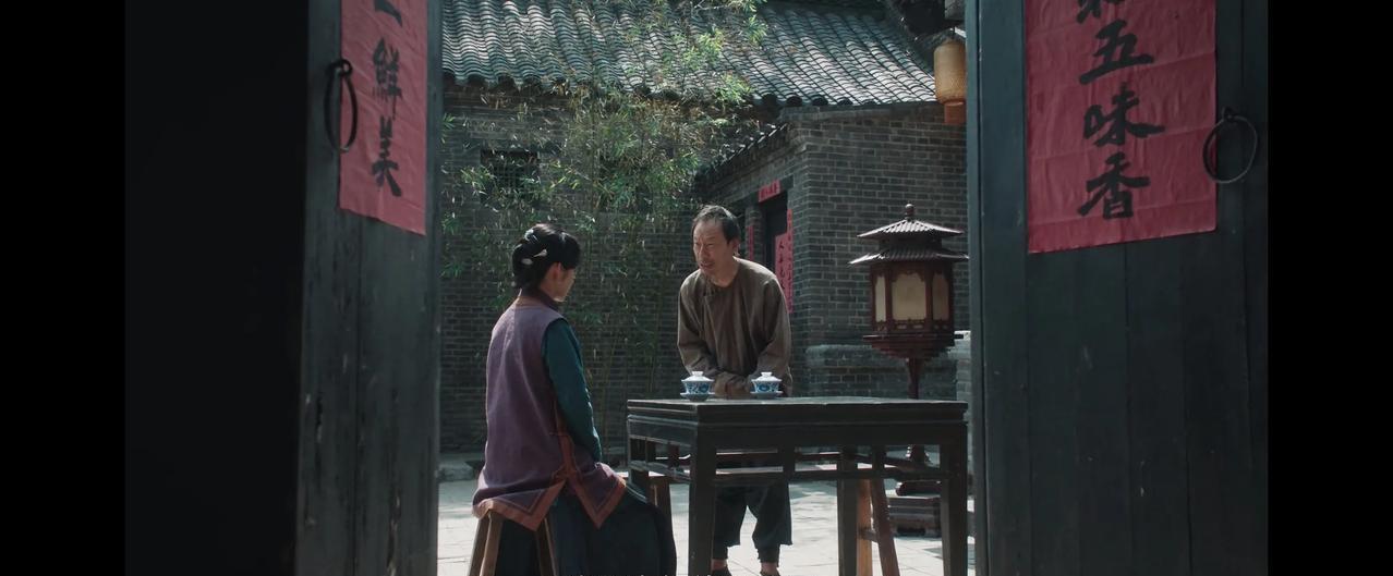 《生万物》费大肚子去找费文典求助，费文典有事没在家，费左氏就把费大肚子叫进来问