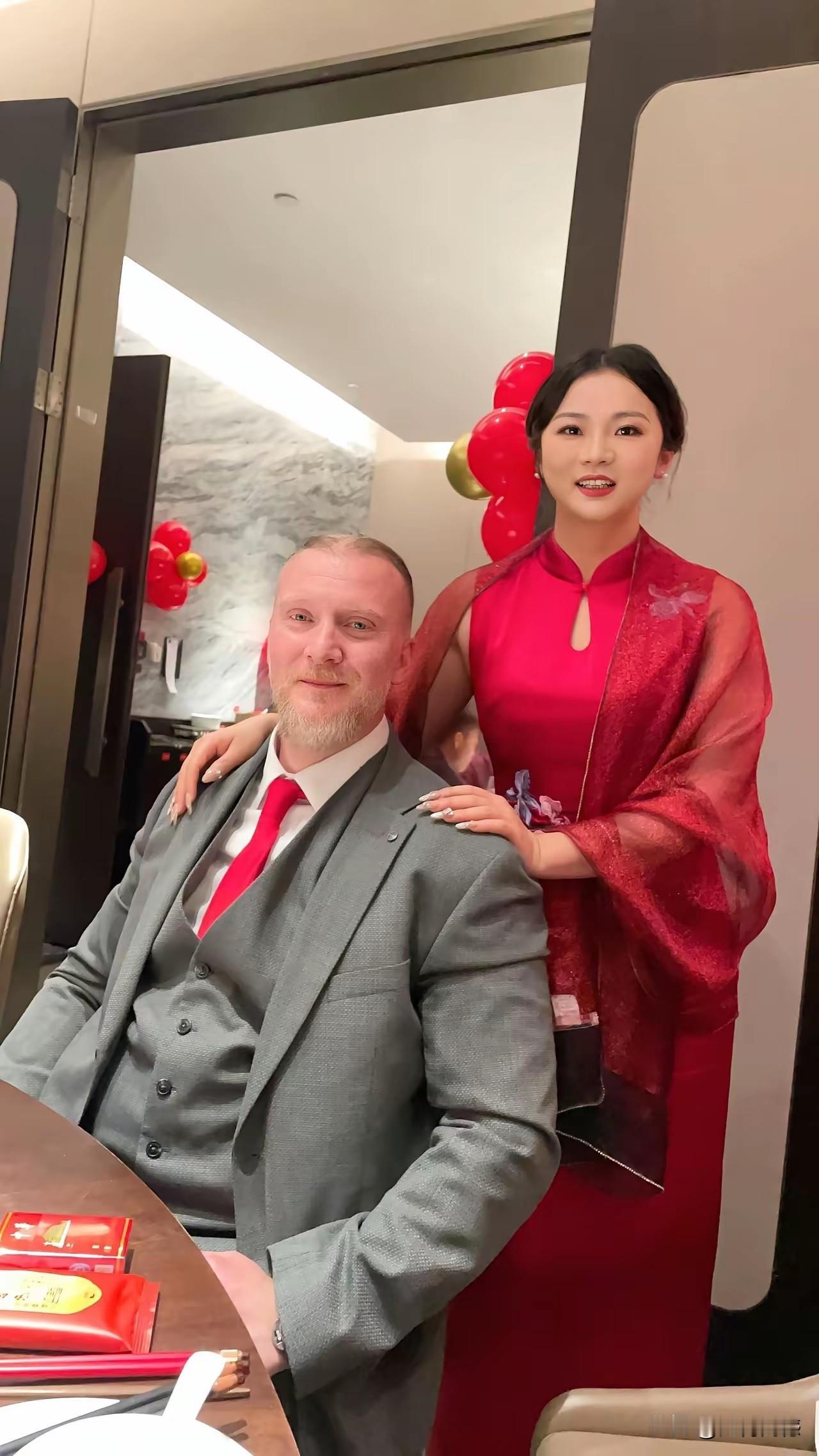 这个老外的年纪，看起来比这个女子好像大一些，但是两个人还是比较般配的，老外显得比
