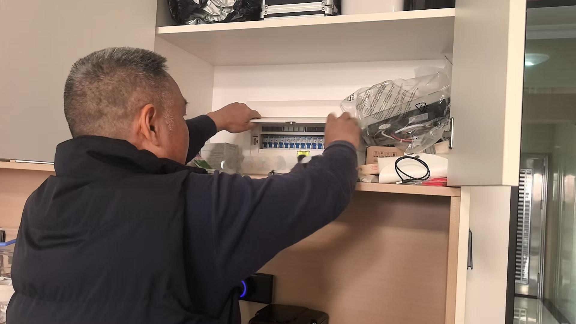 给我们电工师傅一个大大的赞他不是为我们房子装修时的安装师傅，但却是维修过程中态度