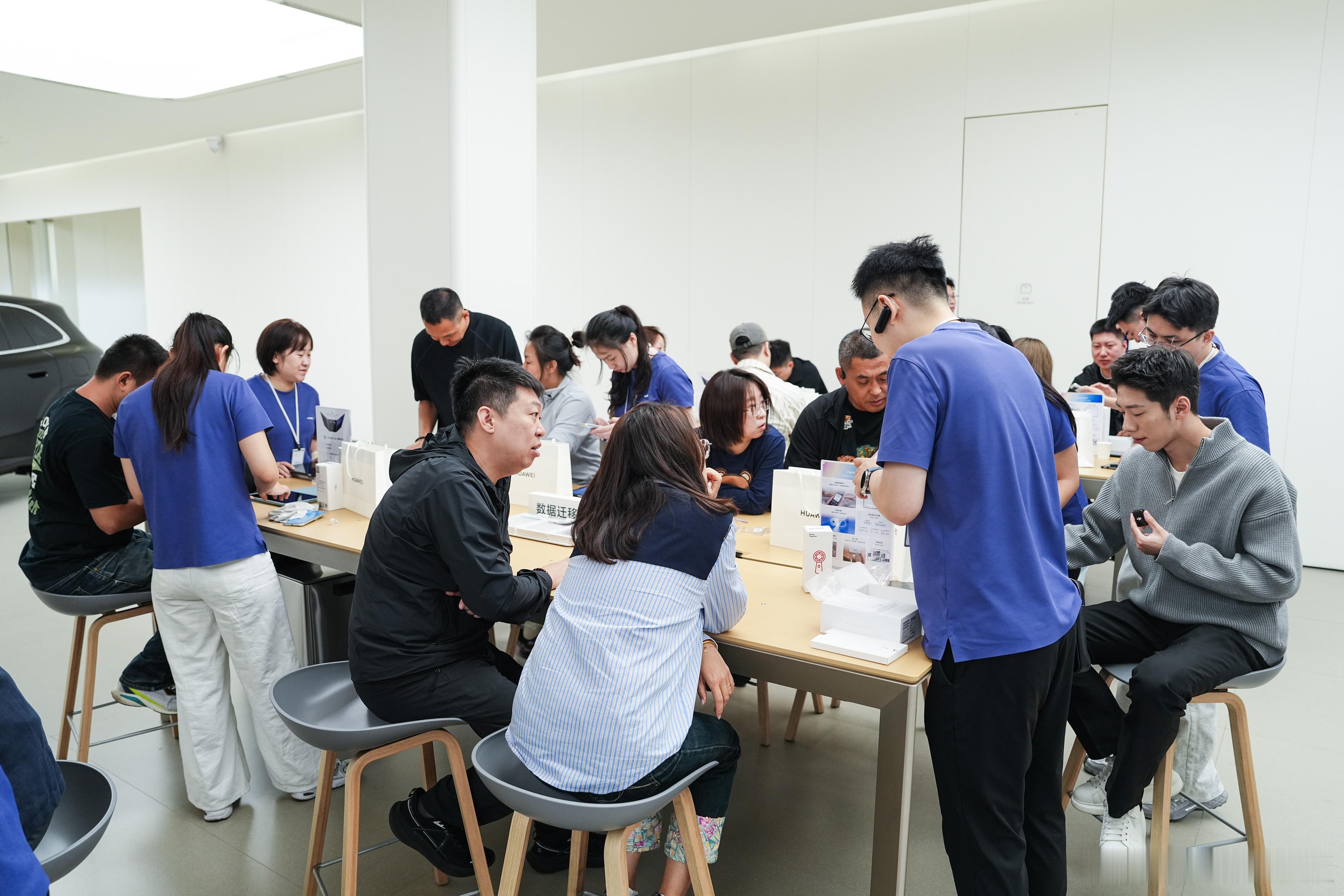 华为阔直板首销销量曝光华为阔直板首日销量破18万18万台首销成绩放在一款全新形态