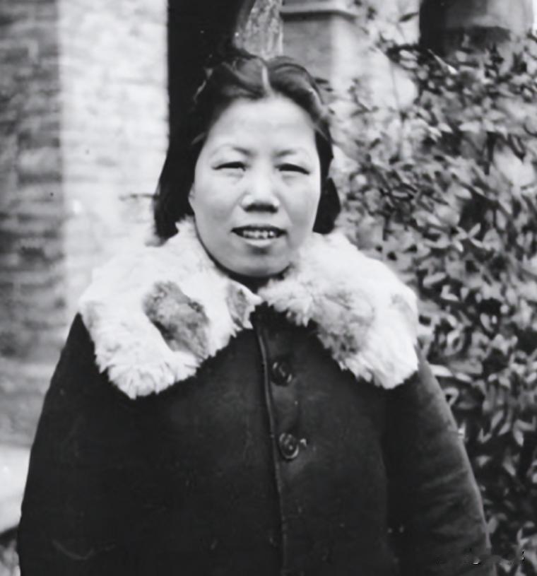 1966年7月，周总理到北京第二外国语学院参会，负责倒水的年轻女孩让他觉得眼熟，