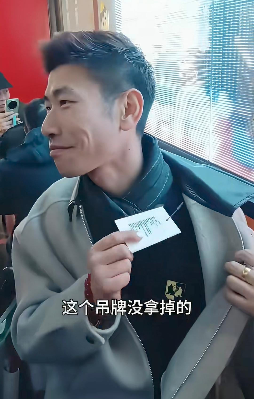 上海张半仙，买掉了宁德时代，买了件新服装，给粉丝展示吊牌，13800元。不过，