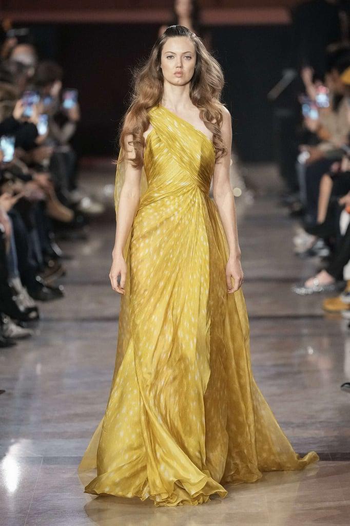 ElieSaab2026春夏高定系列的刺绣工艺迎来了全新表达。不再是铺满全身