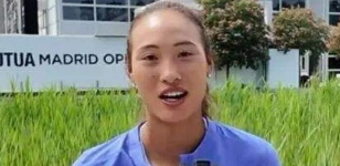 都说郑钦文抽了支下下签，第三轮就碰莱巴金娜。我告诉你，这恰恰是老天递过来的刀，让