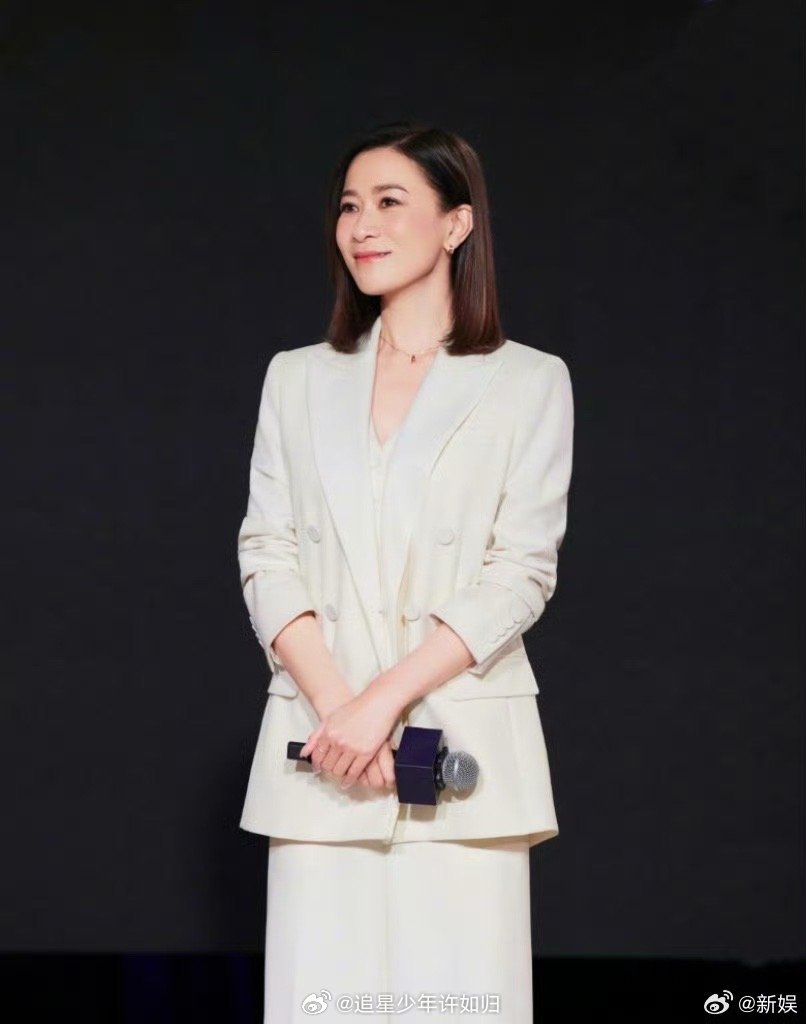 佘诗曼打不倒的港女具象化了她说不要依赖别人，自己去争取。她确实做到了。从港姐到