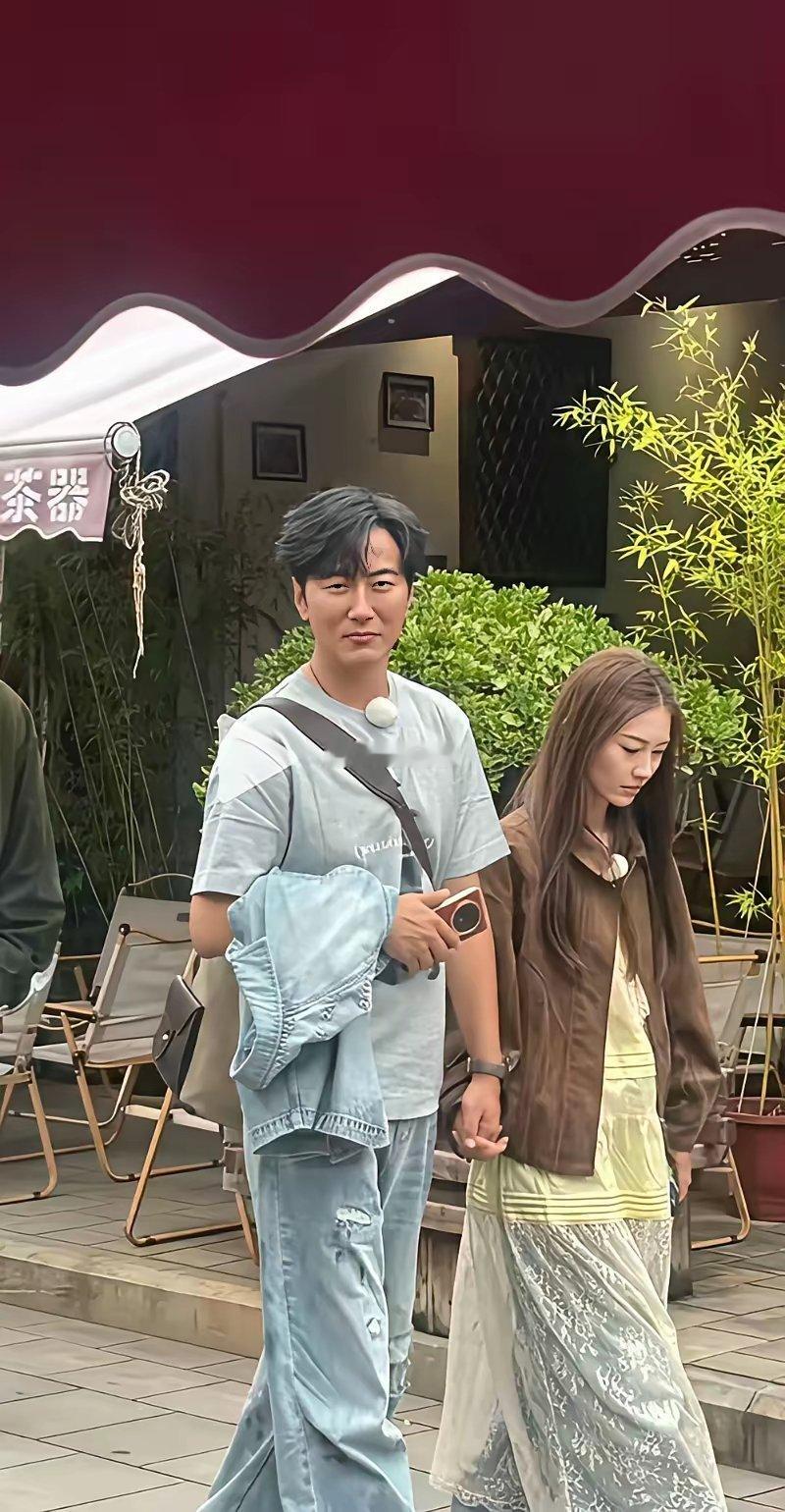​公开恋情，女方长得一言难尽​​​