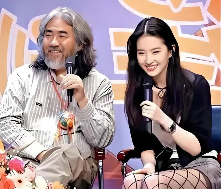 当时的张纪中53岁，刘亦菲17岁！2004年，张纪中带着刘亦菲等主演们，前往香港