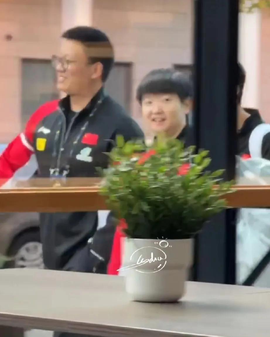 WTT瑞典大满贯一日双赛胜利！比赛结束后，步行回酒店的孙颖莎！一路听到球迷一直喊