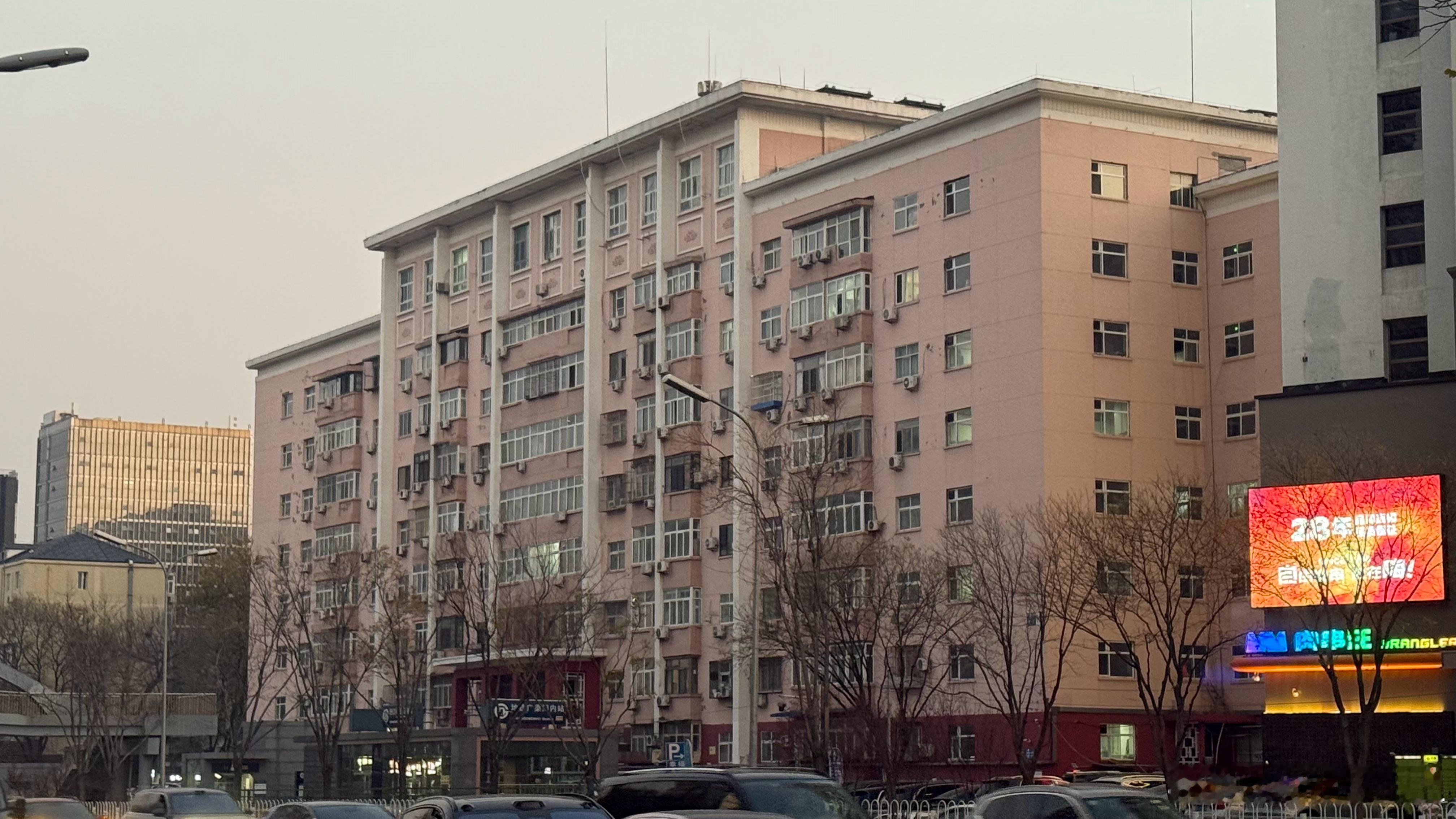 又一次路过北京安化楼，每次都会拍张它的近照。虽然现在它不起眼，但这是一座曾经牛B