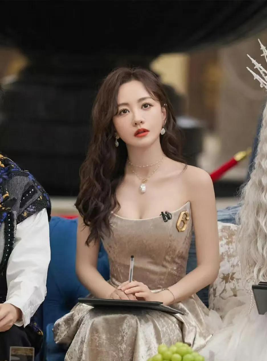 杨蓉这状态，谁看了不喊一声绝！😻一直以为她是温婉的古装美人，没想到现代装这么