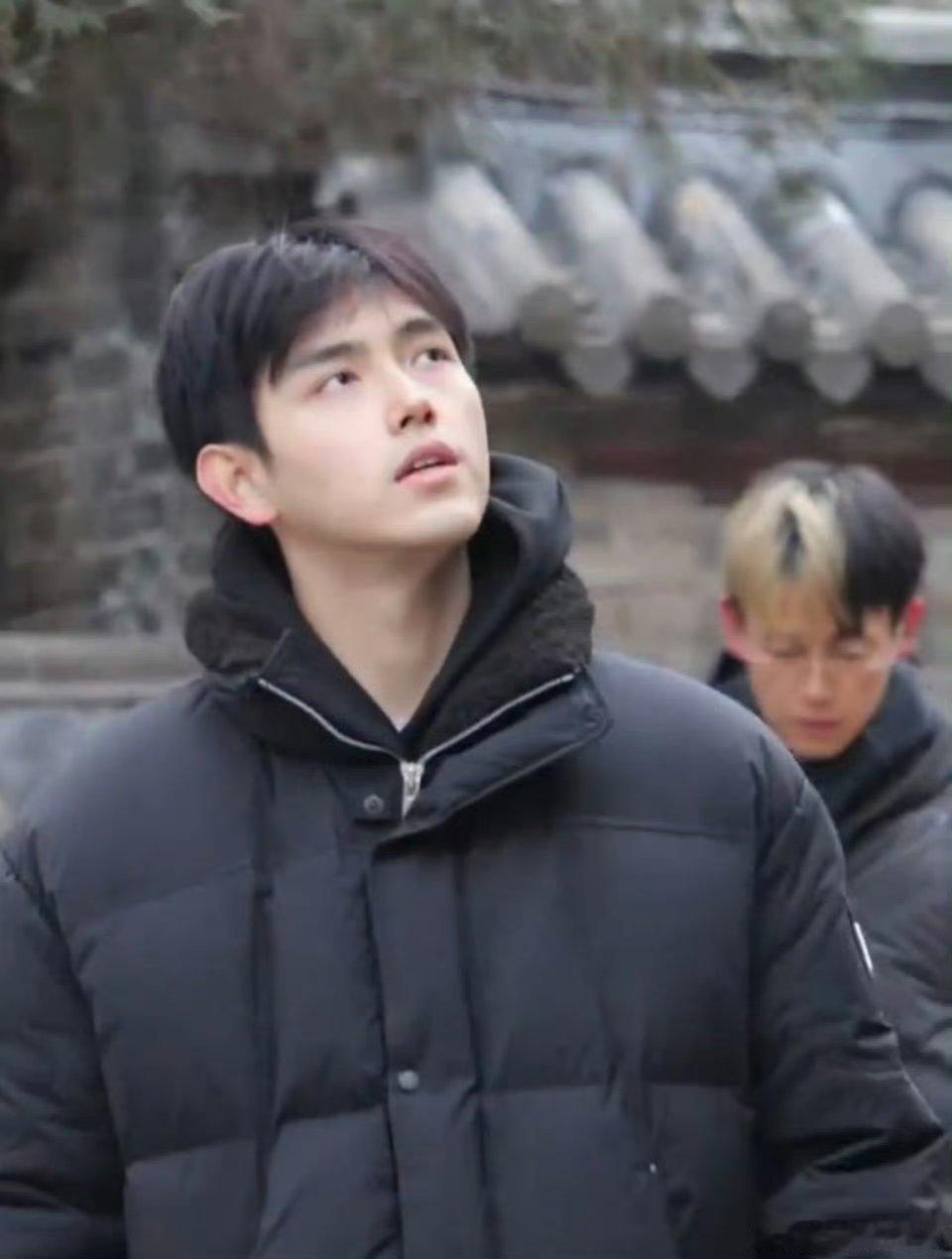 陈红生日，陈飞宇被偶遇去大孤山祈福啦绝对的纯素颜，太权威了，我们阿瑟