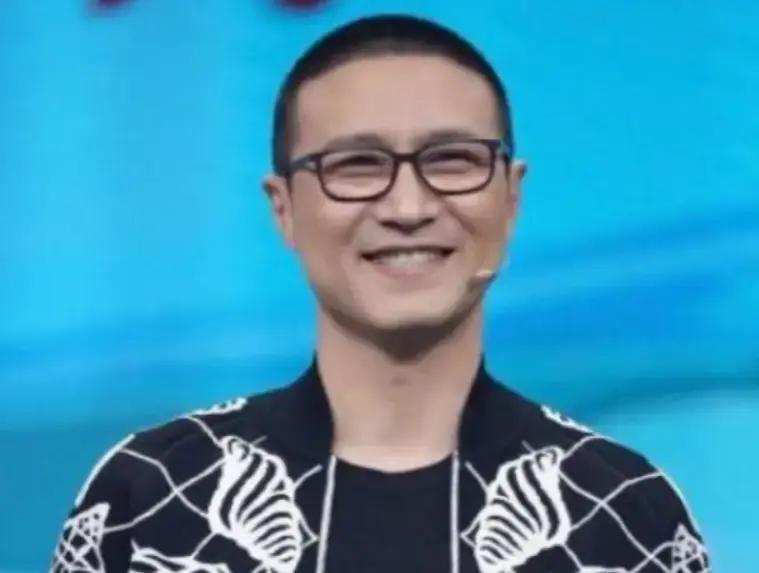 当年，汪峰走投无路，就给黄绮珊打电话：“黄妈，我这有一首歌适合你，标价6000块