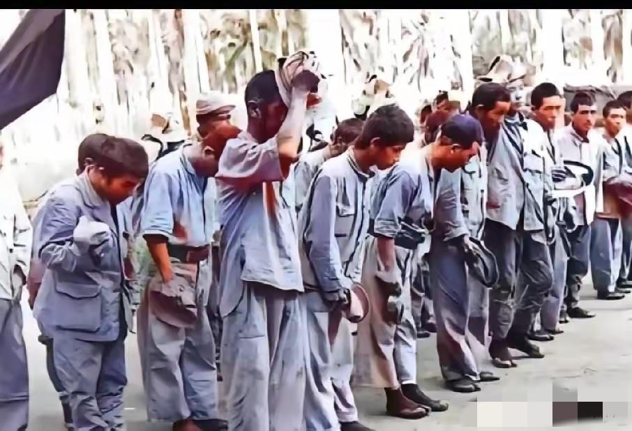 这是1943年常德会战时俘虏的年常德会战时俘虏的日本兵。国军第74军第57师师长